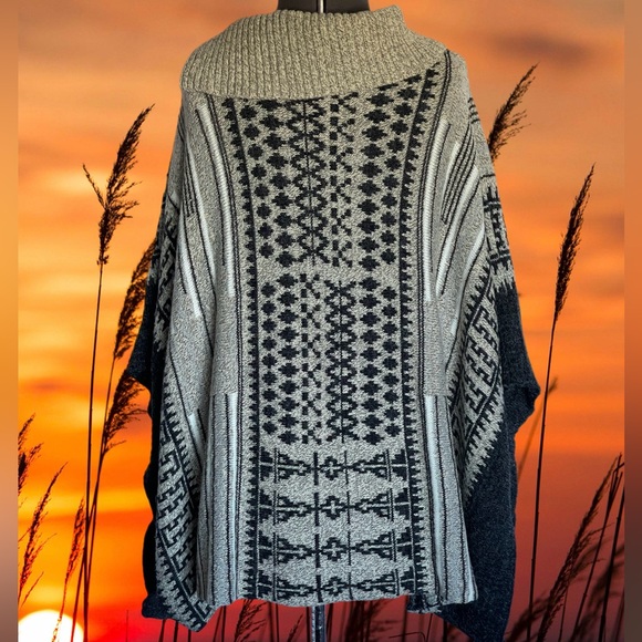 Yaira Pullover Tribal Print Knit Poncho - Picture 3 of 5